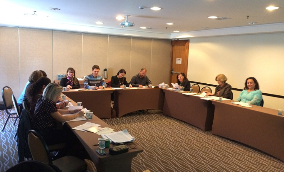 A Comissão Estadual da Olimpíada de Língua Portuguesa se reuniu em Curitiba, nesta quarta-feira (28), para avaliar os textos encaminhados pelos municípios participantes. Entre os 762 textos recebidos das Comissões Municipais foram selecionados 27 de vagas destinadas ao Paraná - sendo sete para os gêneros Artigo de Opinião, Memórias Literárias e Poema e seis vagas para o gênero Crônica.