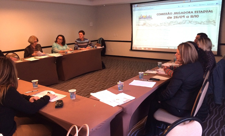 A Comissão Estadual da Olimpíada de Língua Portuguesa se reuniu em Curitiba, nesta quarta-feira (28), para avaliar os textos encaminhados pelos municípios participantes. Entre os 762 textos recebidos das Comissões Municipais foram selecionados 27 de vagas destinadas ao Paraná - sendo sete para os gêneros Artigo de Opinião, Memórias Literárias e Poema e seis vagas para o gênero Crônica.