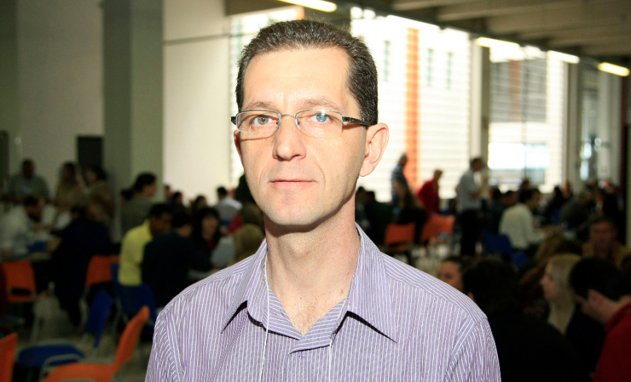 Esse contato direto com as escolas contribui para que os empresários se adequem em ao processo público de compra de serviços e materiais. “O programa atende as necessidades dos fornecedores de entender como funciona o processo público de compra e, também, dos colégios porque já sabem quais empresas atendem a essas necessidades. Sem falar que o dinheiro que fica no município vai trazer um ganho para toda a sociedade”, disse o empresário Edson Hamerski, que trabalha com materiais de construção.