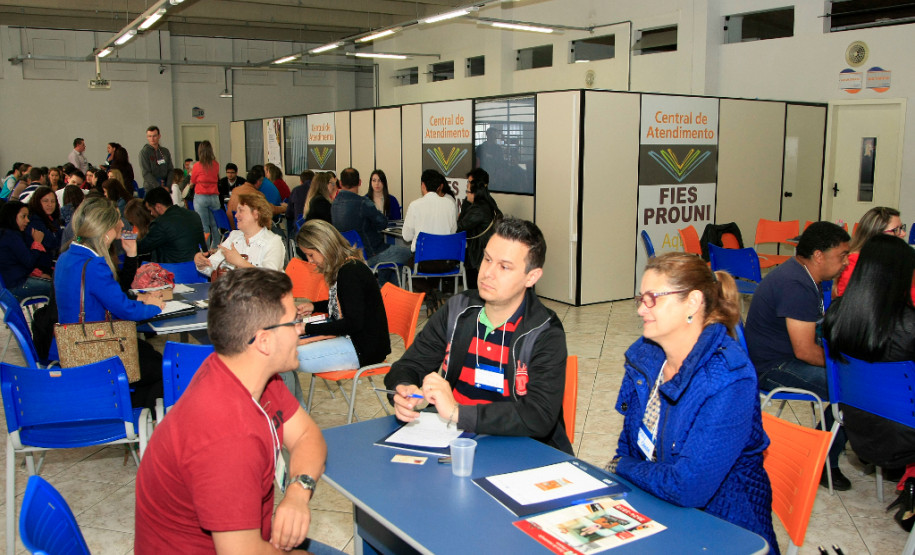Diretores e as equipes financeiras das 59 escolas estaduais pertencentes ao Núcleo Regional de Educação de Guarapuava, na região Central do Estado, se reuniram nesta sexta-feira (30) com pequenos empresários e fornecedores da região na primeira rodada de negociação para compra de materiais e contratação de serviços pelas unidades escolares.
