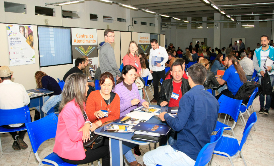 Diretores e as equipes financeiras das 59 escolas estaduais pertencentes ao Núcleo Regional de Educação de Guarapuava, na região Central do Estado, se reuniram nesta sexta-feira (30) com pequenos empresários e fornecedores da região na primeira rodada de negociação para compra de materiais e contratação de serviços pelas unidades escolares.