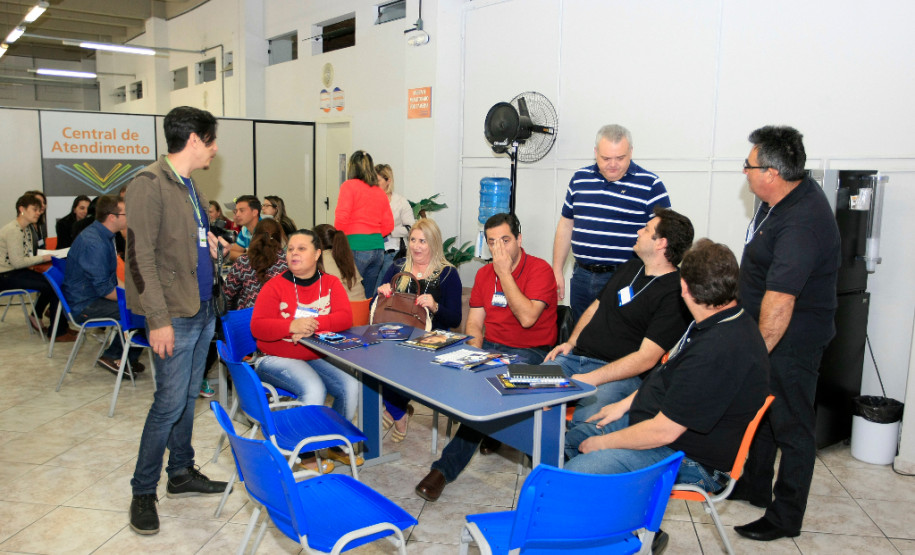 Diretores e as equipes financeiras das 59 escolas estaduais pertencentes ao Núcleo Regional de Educação de Guarapuava, na região Central do Estado, se reuniram nesta sexta-feira (30) com pequenos empresários e fornecedores da região na primeira rodada de negociação para compra de materiais e contratação de serviços pelas unidades escolares.