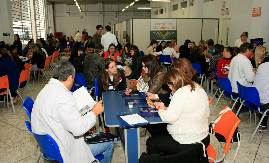 Diretores e as equipes financeiras das 59 escolas estaduais pertencentes ao Núcleo Regional de Educação de Guarapuava, na região Central do Estado, se reuniram nesta sexta-feira (30) com pequenos empresários e fornecedores da região na primeira rodada de negociação para compra de materiais e contratação de serviços pelas unidades escolares.