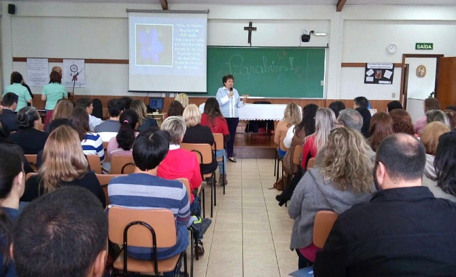 O Núcleo Regional de Educação (NRE) de Ponta Grossa reúne, nesta sexta-feira (30), os secretários das 133 escolas da região. Os profissionais participam de um treinamento sobre questões administrativas.