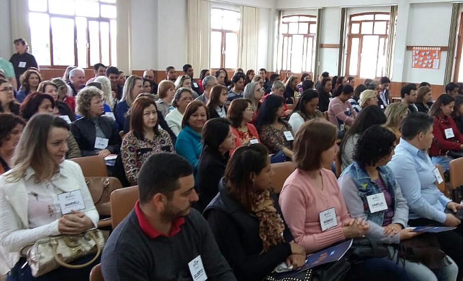 O Núcleo Regional de Educação (NRE) de Ponta Grossa reúne, nesta sexta-feira (30), os secretários das 133 escolas da região. Os profissionais participam de um treinamento sobre questões administrativas.