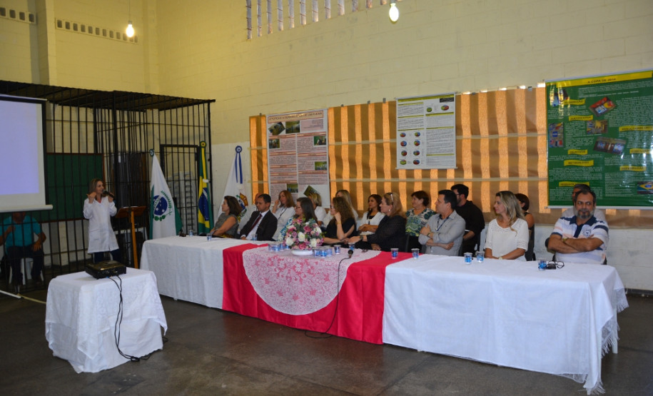 Presos custodiados e matriculados em atividades de ensino na Penitenciária Estadual de Cruzeiro do Oeste (Peco) receberam tablets para uso educacional. A partir de agora, além das aulas presenciais com o professor, os presos poderão acompanhar parte do conteúdo nas celas, por meio da ferramenta tecnológica.