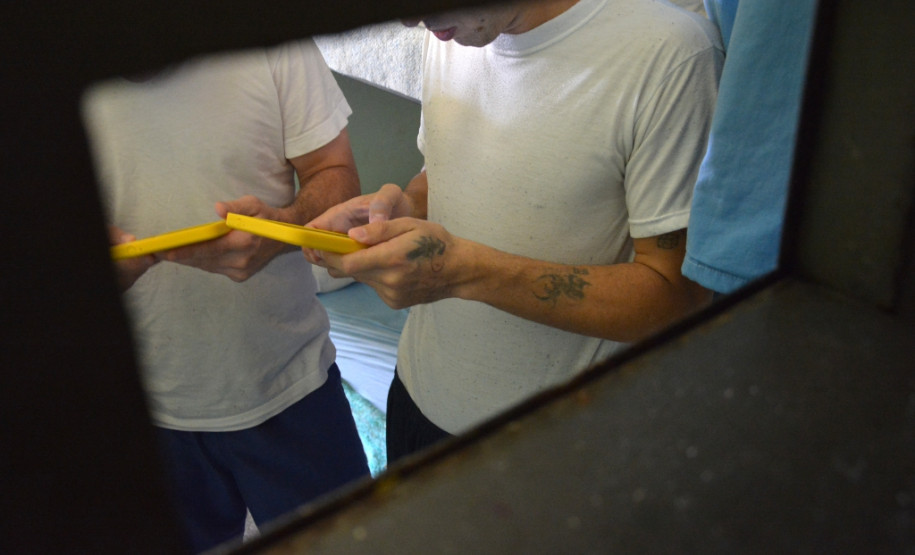 Presos custodiados e matriculados em atividades de ensino na Penitenciária Estadual de Cruzeiro do Oeste (Peco) receberam tablets para uso educacional. A partir de agora, além das aulas presenciais com o professor, os presos poderão acompanhar parte do conteúdo nas celas, por meio da ferramenta tecnológica.