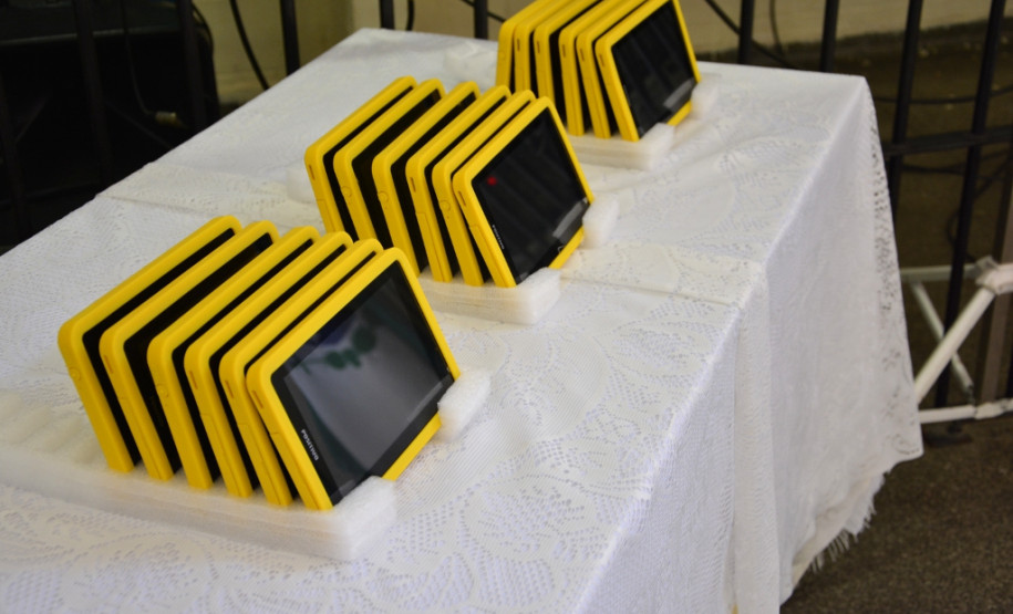 Presos custodiados e matriculados em atividades de ensino na Penitenciária Estadual de Cruzeiro do Oeste (Peco) receberam tablets para uso educacional. A partir de agora, além das aulas presenciais com o professor, os presos poderão acompanhar parte do conteúdo nas celas, por meio da ferramenta tecnológica.
