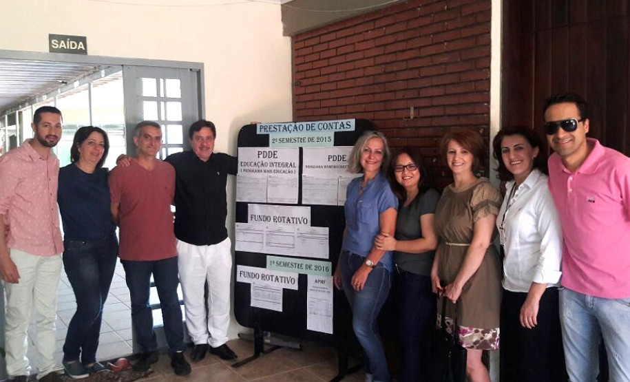 A gestão financeira descentralizada, aliada a projetos pedagógicos, rendeu ao Colégio Estadual Emílio de Menezes, do município de Japurá, no Noroeste do Estado, o primeiro lugar no Prêmio de Gestão entre as escolas pertencentes ao Núcleo de Educação de Cianorte.