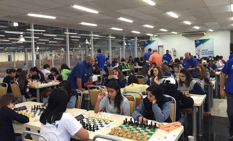 A gestão financeira descentralizada, aliada a projetos pedagógicos, rendeu ao Colégio Estadual Emílio de Menezes, do município de Japurá, no Noroeste do Estado, o primeiro lugar no Prêmio de Gestão entre as escolas pertencentes ao Núcleo de Educação de Cianorte.