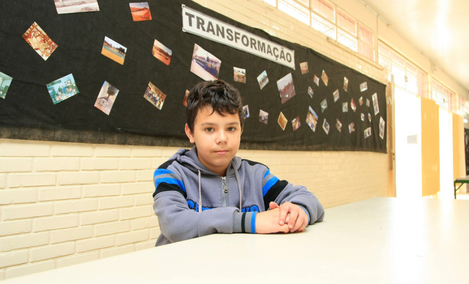 São os 930 estudantes do ensino fundamental, médio e da educação de jovens e adultos que cuidam para que as salas de aula permaneçam impecáveis. “As salas de aula são espaçosas e confortáveis e quando percebemos alguém sujando as carteiras chamamos a atenção, mas são casos isolados”, contou o estudante Nathan Gabriel Fernandes, de 11 anos, do 7° ano do ensino fundamental, que está na escola há dois anos.