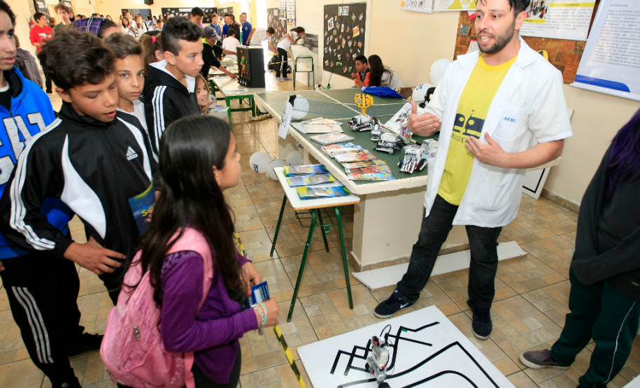 Planejamento, conscientização e identificação dos estudantes com a escola aliados a decisões coletivas. Essa tem sido a receita para a boa gestão do Colégio Estadual Tupy Pinheiro, em Guarapuava (região Central do Estado). O Colégio, construído em 1962, possui uma estrutura física impecável, com pintura nova, jardim bem cuidado, paredes e carteiras limpas e estudantes orgulhosos.