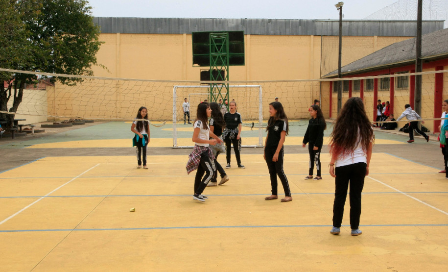 Planejamento, conscientização e identificação dos estudantes com a escola aliados a decisões coletivas. Essa tem sido a receita para a boa gestão do Colégio Estadual Tupy Pinheiro, em Guarapuava (região Central do Estado). O Colégio, construído em 1962, possui uma estrutura física impecável, com pintura nova, jardim bem cuidado, paredes e carteiras limpas e estudantes orgulhosos.