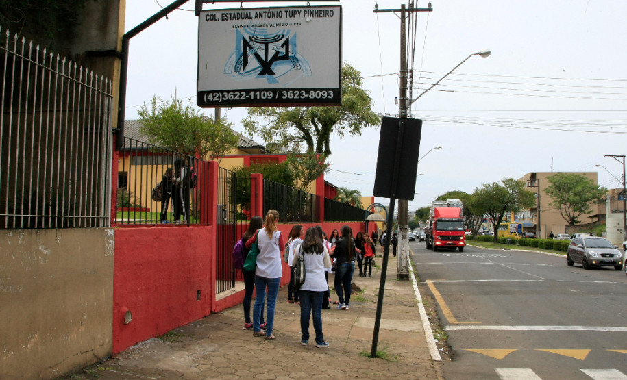 Planejamento, conscientização e identificação dos estudantes com a escola aliados a decisões coletivas. Essa tem sido a receita para a boa gestão do Colégio Estadual Tupy Pinheiro, em Guarapuava (região Central do Estado). O Colégio, construído em 1962, possui uma estrutura física impecável, com pintura nova, jardim bem cuidado, paredes e carteiras limpas e estudantes orgulhosos.