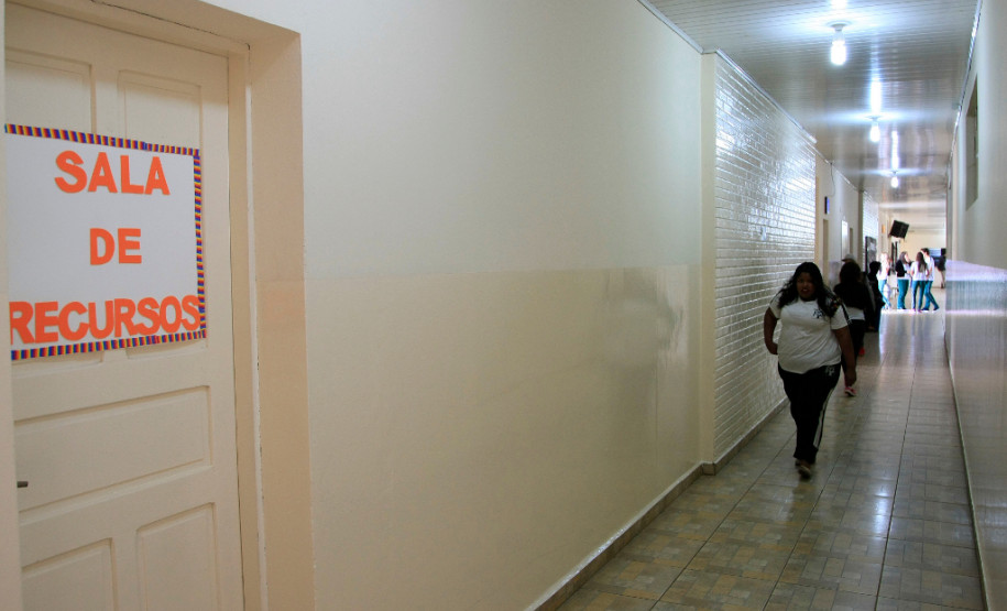 Planejamento, conscientização e identificação dos estudantes com a escola aliados a decisões coletivas. Essa tem sido a receita para a boa gestão do Colégio Estadual Tupy Pinheiro, em Guarapuava (região Central do Estado). O Colégio, construído em 1962, possui uma estrutura física impecável, com pintura nova, jardim bem cuidado, paredes e carteiras limpas e estudantes orgulhosos.