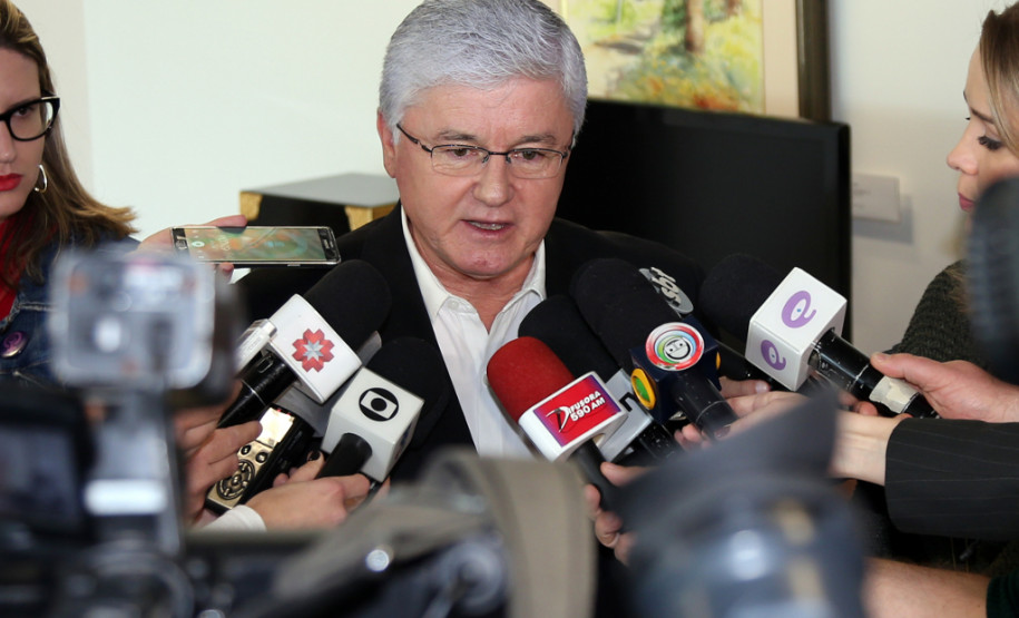 O chefe da Casa Civil Valdir Rossoni confirmou nesta terça-feira (04/10) que o Governo do Paraná vai pagar promoções e progressões para todos os servidores públicos estaduais a partir de janeiro de 2017. No total, será quitado R$ 1,4 bilhão em benefícios vencidos até dezembro de 2016 e a vencer no ano que vem. Ele também assegurou que os salários e o décimo terceiro do funcionalismo continuarão sendo pagos em dia.