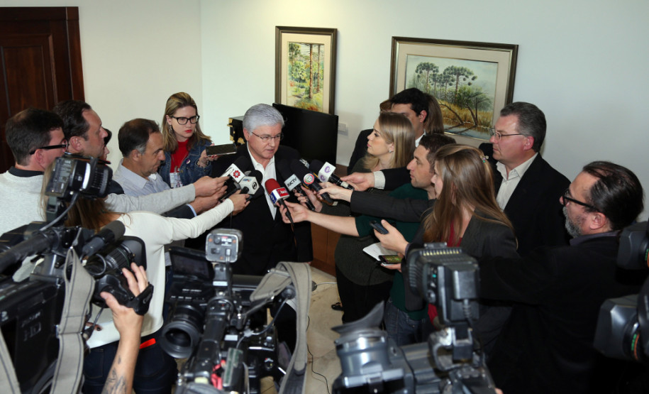 O chefe da Casa Civil Valdir Rossoni confirmou nesta terça-feira (04/10) que o Governo do Paraná vai pagar promoções e progressões para todos os servidores públicos estaduais a partir de janeiro de 2017. No total, será quitado R$ 1,4 bilhão em benefícios vencidos até dezembro de 2016 e a vencer no ano que vem. Ele também assegurou que os salários e o décimo terceiro do funcionalismo continuarão sendo pagos em dia.