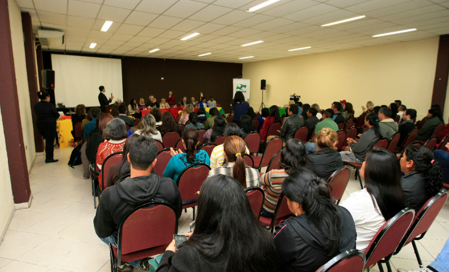 Professores indígenas que atuam nas 37 escolas guarani, xetá e caingangue da rede estadual de ensino iniciaram nesta terça-feira (4), em Curitiba, cursos de formação continuada para fortalecer as metodologias de ensino indígena no Estado. O encontro “A Educação Escolar Indígena: Diferenciada, Intelectual e Bilíngue”, vai até esta sexta-feira (7).