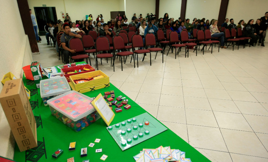 Professores indígenas que atuam nas 37 escolas guarani, xetá e caingangue da rede estadual de ensino iniciaram nesta terça-feira (4), em Curitiba, cursos de formação continuada para fortalecer as metodologias de ensino indígena no Estado. O encontro “A Educação Escolar Indígena: Diferenciada, Intelectual e Bilíngue”, vai até esta sexta-feira (7).