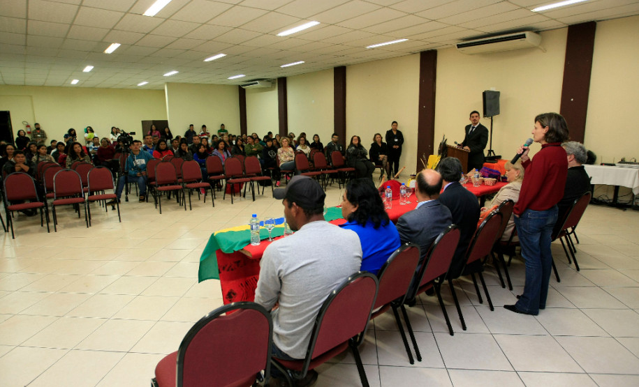 Professores indígenas que atuam nas 37 escolas guarani, xetá e caingangue da rede estadual de ensino iniciaram nesta terça-feira (4), em Curitiba, cursos de formação continuada para fortalecer as metodologias de ensino indígena no Estado. O encontro “A Educação Escolar Indígena: Diferenciada, Intelectual e Bilíngue”, vai até esta sexta-feira (7).