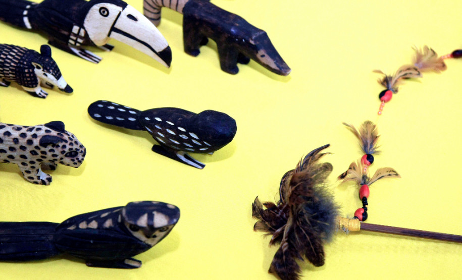 Professores indígenas que atuam nas 37 escolas guarani, xetá e caingangue da rede estadual de ensino iniciaram nesta terça-feira (4), em Curitiba, cursos de formação continuada para fortalecer as metodologias de ensino indígena no Estado. O encontro “A Educação Escolar Indígena: Diferenciada, Intelectual e Bilíngue”, vai até esta sexta-feira (7).