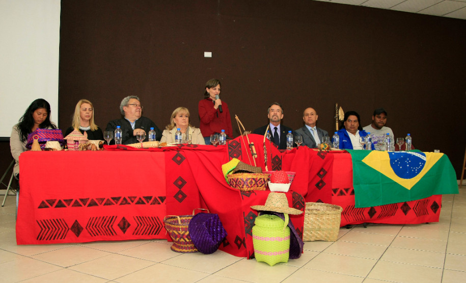 Professores indígenas que atuam nas 37 escolas guarani, xetá e caingangue da rede estadual de ensino iniciaram nesta terça-feira (4), em Curitiba, cursos de formação continuada para fortalecer as metodologias de ensino indígena no Estado. O encontro “A Educação Escolar Indígena: Diferenciada, Intelectual e Bilíngue”, vai até esta sexta-feira (7).