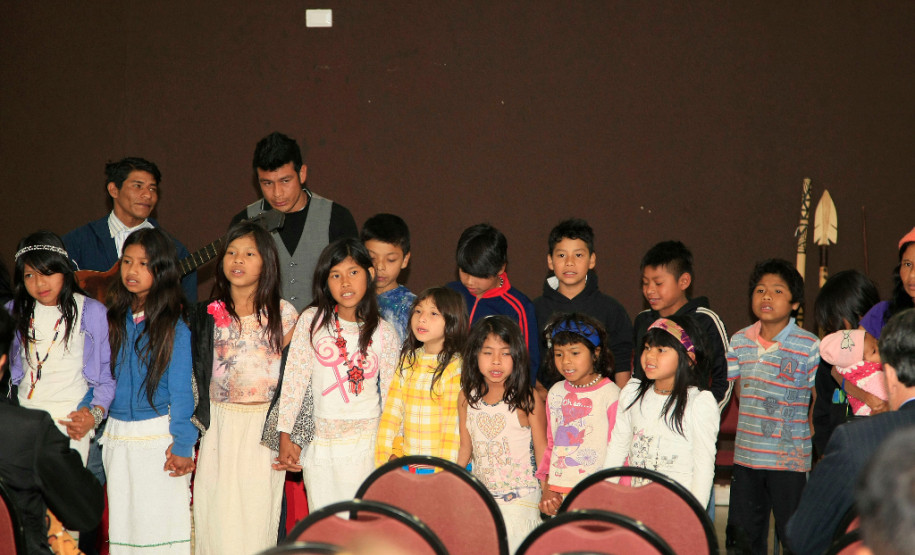 Professores indígenas que atuam nas 37 escolas guarani, xetá e caingangue da rede estadual de ensino iniciaram nesta terça-feira (4), em Curitiba, cursos de formação continuada para fortalecer as metodologias de ensino indígena no Estado. O encontro “A Educação Escolar Indígena: Diferenciada, Intelectual e Bilíngue”, vai até esta sexta-feira (7).