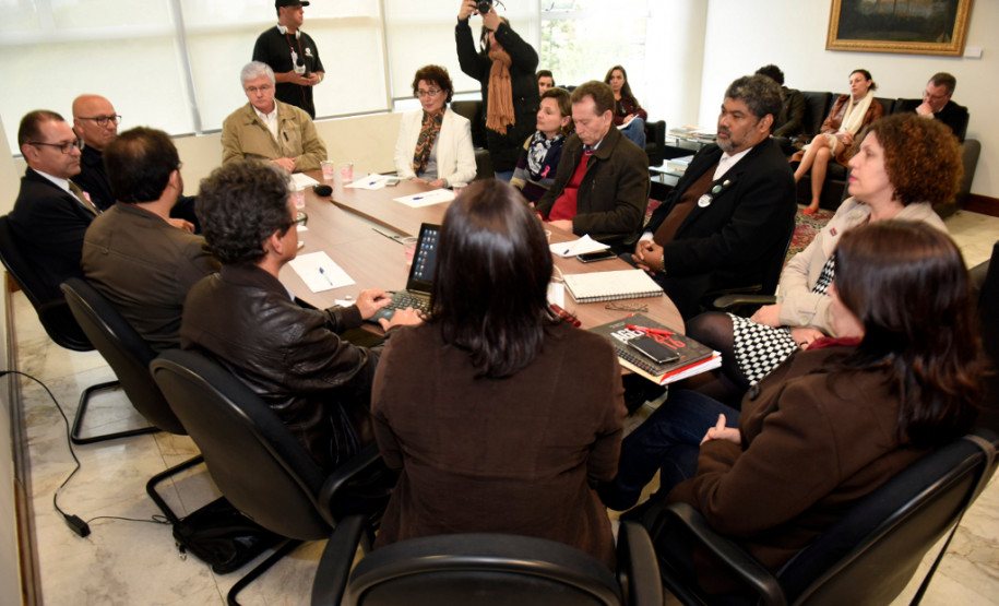 O chefe da Casa Civil, Valdir Rossoni, reafirmou nesta quinta-feira (06/10), durante reunião com a direção do sindicato dos professores, a disposição do Governo do Paraná para o diálogo com os servidores sobre questões que impactam a folha de pessoal do Estado