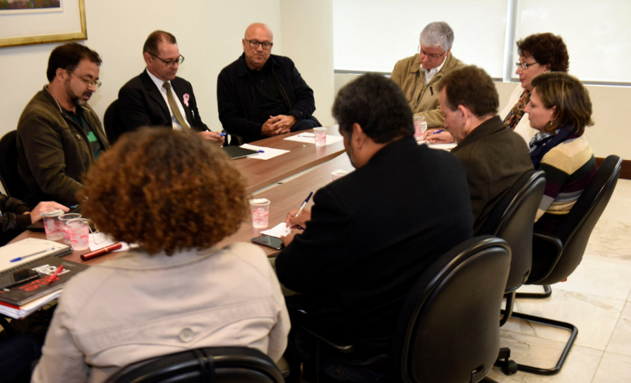 O chefe da Casa Civil, Valdir Rossoni, reafirmou nesta quinta-feira (06/10), durante reunião com a direção do sindicato dos professores, a disposição do Governo do Paraná para o diálogo com os servidores sobre questões que impactam a folha de pessoal do Estado