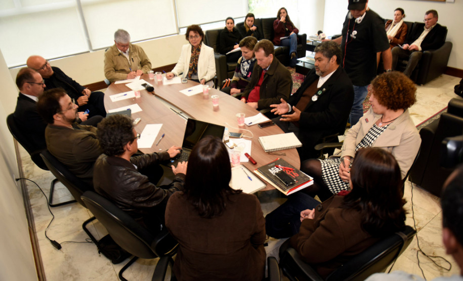O chefe da Casa Civil, Valdir Rossoni, reafirmou nesta quinta-feira (06/10), durante reunião com a direção do sindicato dos professores, a disposição do Governo do Paraná para o diálogo com os servidores sobre questões que impactam a folha de pessoal do Estado