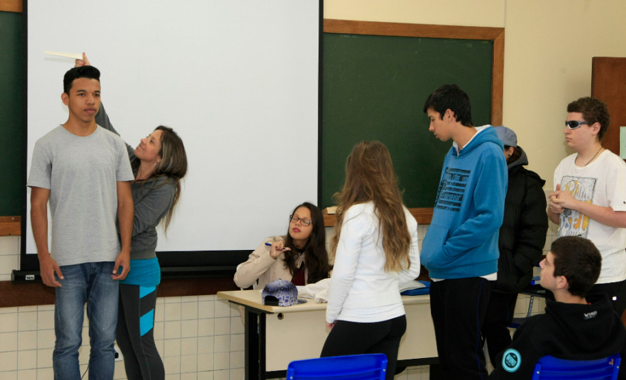 A Secretaria de Estado da Educação iniciou nesta semana a avaliação nutricional de 1,1 milhão de alunos da rede estadual de ensino. O levantamento é feito pelos professores de Educação Física, que verificam o peso e a altura (avaliação antropométrica) dos estudantes, além de monitorar casos de necessidades alimentares nutricionais diferenciadas, como diabetes, doença celíaca e intolerância à lactose.