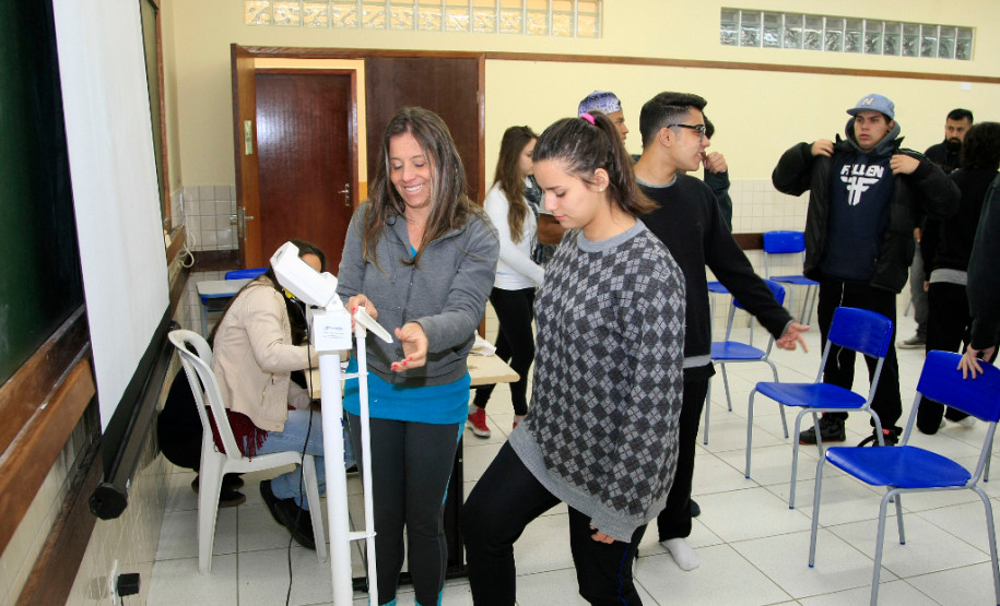 A Secretaria de Estado da Educação iniciou nesta semana a avaliação nutricional de 1,1 milhão de alunos da rede estadual de ensino. O levantamento é feito pelos professores de Educação Física, que verificam o peso e a altura (avaliação antropométrica) dos estudantes, além de monitorar casos de necessidades alimentares nutricionais diferenciadas, como diabetes, doença celíaca e intolerância à lactose.