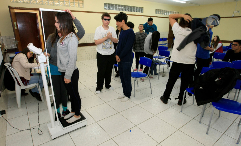A Secretaria de Estado da Educação iniciou nesta semana a avaliação nutricional de 1,1 milhão de alunos da rede estadual de ensino. O levantamento é feito pelos professores de Educação Física, que verificam o peso e a altura (avaliação antropométrica) dos estudantes, além de monitorar casos de necessidades alimentares nutricionais diferenciadas, como diabetes, doença celíaca e intolerância à lactose.