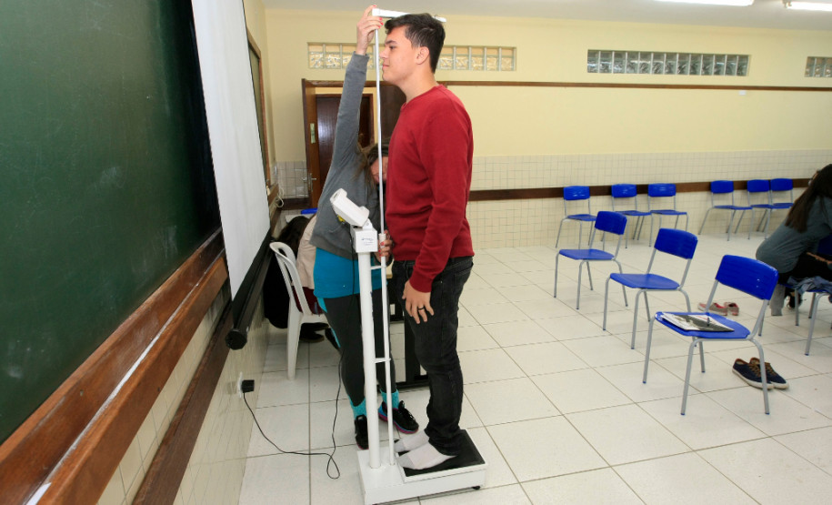 A Secretaria de Estado da Educação iniciou nesta semana a avaliação nutricional de 1,1 milhão de alunos da rede estadual de ensino. O levantamento é feito pelos professores de Educação Física, que verificam o peso e a altura (avaliação antropométrica) dos estudantes, além de monitorar casos de necessidades alimentares nutricionais diferenciadas, como diabetes, doença celíaca e intolerância à lactose.