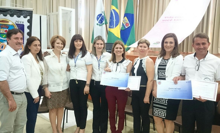 Escolas da região Oeste recebem prêmio de gestão escolar A Secretaria de Estado da Educação entregou nesta segunda-feira (10), em Assis Chateaubriand (Oeste do Estado), o Prêmio de Gestão às escolas que desenvolvem projetos pedagógicos inéditos e incentivam a participação da comunidade na administração financeira. A premiação faz parte do programa Minha Escola Tem Ação (Meta), que tem como objetivos reduzir os índices de evasão e elevar a qualidade do ensino por meio da gestão escolar participativa.