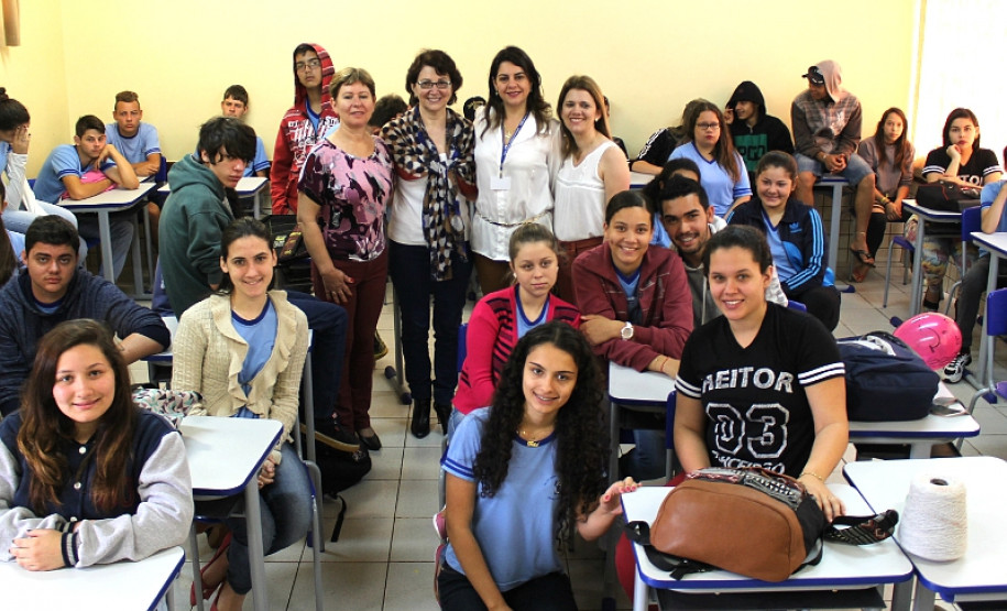 Todos os dias os estudantes do Colégio Estadual Humberto de Castelo Branco, do município de Jesuítas (Oeste do Estado), possuem uma atividade diferente no contraturno escolar, período em que não estão em sala de aula. As aulas extras são desenvolvidas em parceria com instituições de ensino da região e comunidade, e atendem semanalmente cerca de 400 alunos em condição de vulnerabilidade social.