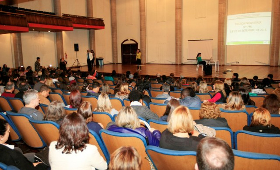 O Governo do Paraná realizou nesta quinta-feira (13) os seminários regionais da Educação para debater, junto com a comunidade, as mudanças propostas pelo Governo Federal para o ensino médio. Mais de 16 mil pessoas participaram em todo o Paraná, número acima da expectativa. As conversas acontecem ao longo do dia, com o envolvimento de toda a comunidade: pais, estudantes, grêmios estudantis, professores, diretores, pedagogos e técnicos da Secretaria da Educação.