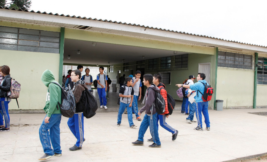 O Governo do Paraná, por meio da Secretaria da Educação, liberou mais de R$ 7,6 milhões para as escolas estaduais. O dinheiro já está disponível na conta das unidades. O dinheiro se refere a cotas de consumo e de serviço do programa Fundo Rotativo e vão atender as 2,1 mil escolas da rede estadual. São duas parcelas de R$ 3,8 milhões. Este ano, R$ 58 milhões já foram repassados às escolas.