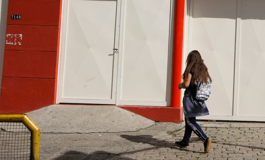 O Governo do Estado decidiu decretar recesso escolar de cinco dias nas escolas da rede estadual invadidas por estudantes. O recesso começa nesta segunda-feira (17). O Governo também decidiu enviar ofícios ao Ministério Público, Conselhos Tutelares e ao Poder Judiciário pedindo ações em relação a adolescentes menores de idade que participam do movimento.