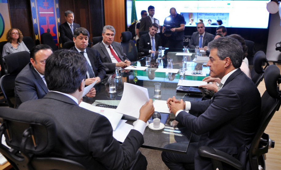 O governador Beto Richa e a secretária de Estado da Educação, professora Ana Seres, entregaram nesta terça-feira (18) ao ministro da Educação, Mendonça Filho, o relatório dos seminários que debateram com a comunidade escolar paranaense a proposta do governo federal de reforma do ensino médio