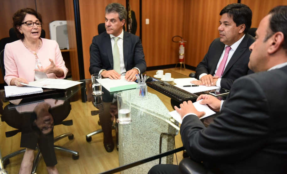 O governador Beto Richa e a secretária de Estado da Educação, professora Ana Seres, entregaram nesta terça-feira (18) ao ministro da Educação, Mendonça Filho, o relatório dos seminários que debateram com a comunidade escolar paranaense a proposta do governo federal de reforma do ensino médio