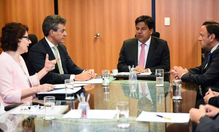 O governador Beto Richa e a secretária de Estado da Educação, professora Ana Seres, entregaram nesta terça-feira (18) ao ministro da Educação, Mendonça Filho, o relatório dos seminários que debateram com a comunidade escolar paranaense a proposta do governo federal de reforma do ensino médio