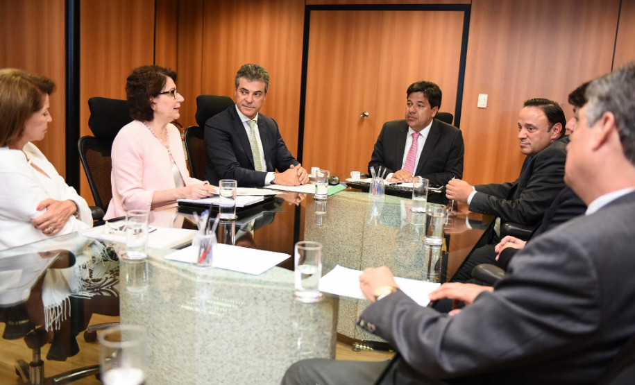 O governador Beto Richa e a secretária de Estado da Educação, professora Ana Seres, entregaram nesta terça-feira (18) ao ministro da Educação, Mendonça Filho, o relatório dos seminários que debateram com a comunidade escolar paranaense a proposta do governo federal de reforma do ensino médio