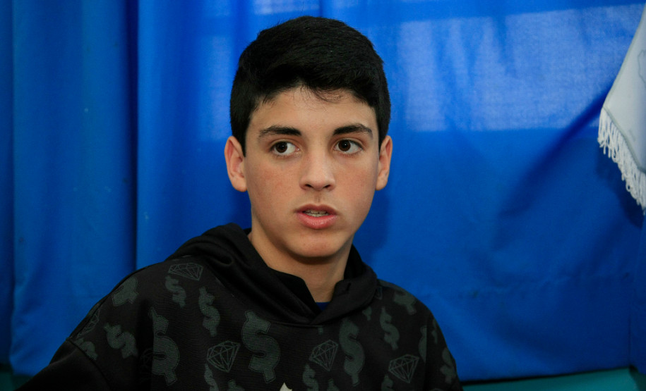 O aluno Cristhian Cezar de Oliveira, do 1° ano do ensino médio de um colégio na Capital, conta que os estudantes promoveram debates com os professores e colegas na sua escola e decidiram continuar com as aulas sem interromper o andamento do calendário. “Nós não aderimos ao movimento de ocupação porque sabíamos que teríamos que repor essas aulas”, disse.