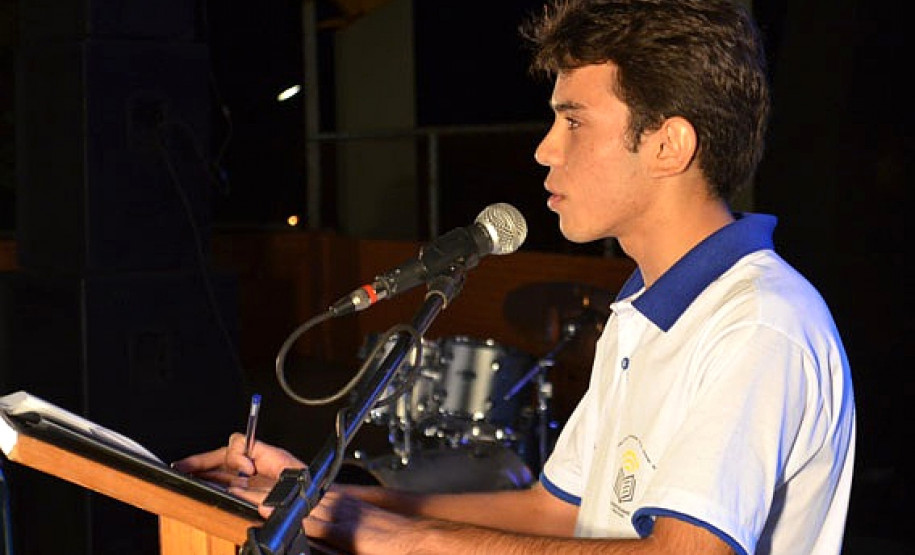 O estudante Luiz Jefferson dos Santos, de 19 anos, do 4° ano do curso de formação de docente, antigo magistério, do Colégio Estadual Cecília Meireles, do município de Sertaneja, (Norte do Estado), será o representante paranaense na 9° edição do Programa Jovem Senador. Ele vai se reunir no dia 28 de novembro, em Brasília, com outros 26 alunos da rede pública de ensino.