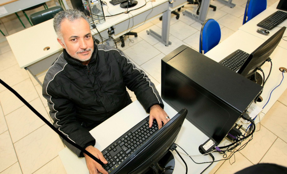 A Secretaria da Educação do Paraná realiza nos dias 20 e 21 de outubro o 1º Encontro Estadual de Tecnologias Educacionais do Paraná: Autoria e Prática dos Professores. O evento acontece na Diretoria de Políticas e Tecnologias Educacionais, em Curitiba, e deve reunir 250 professores da rede estadual, além de convidados. Estão programadas mesas redondas e oficinas.