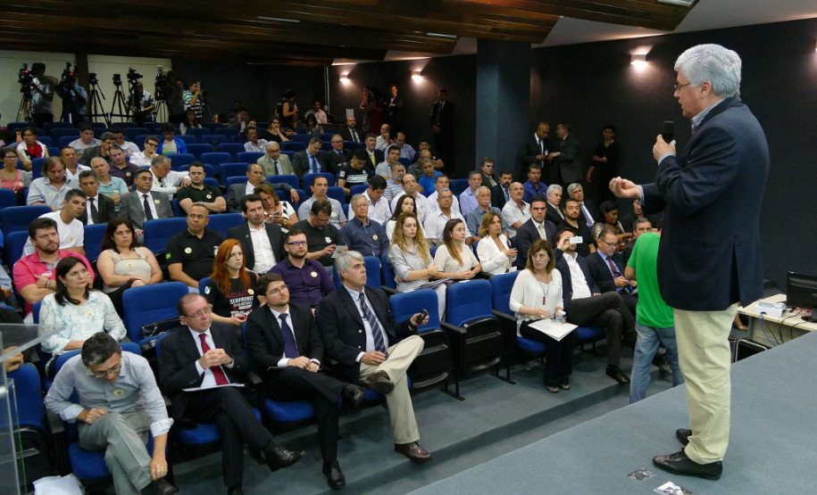 O secretário da Fazenda Mauro Ricardo também apresentou um levantamento feito em todo o País para verificar quais Estados estão concedendo reajustes e quem pagará em dia o 13º salário