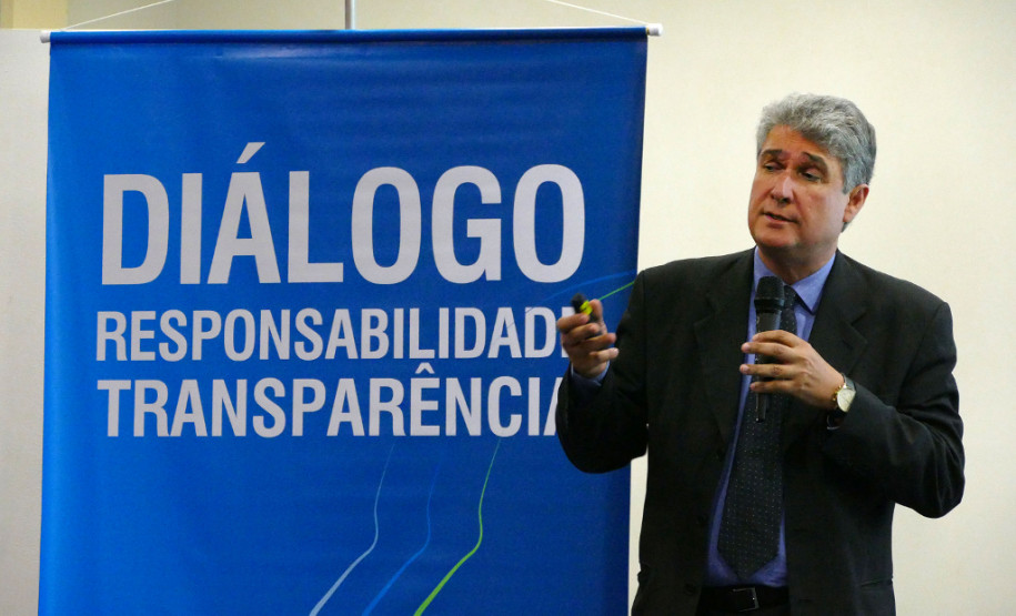 O secretário da Fazenda Mauro Ricardo também apresentou um levantamento feito em todo o País para verificar quais Estados estão concedendo reajustes e quem pagará em dia o 13º salário