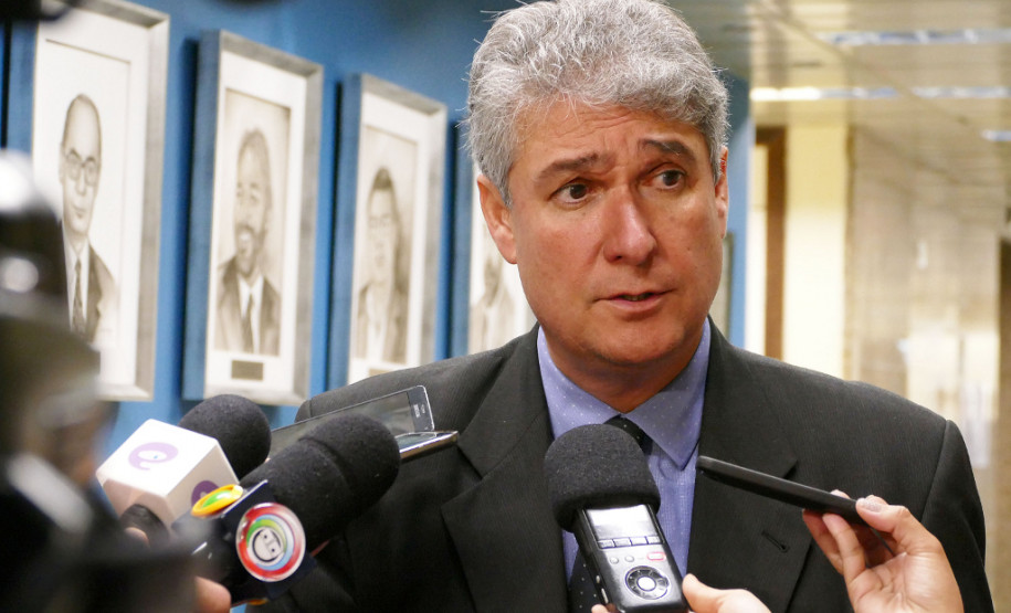 O secretário da Fazenda Mauro Ricardo também apresentou um levantamento feito em todo o País para verificar quais Estados estão concedendo reajustes e quem pagará em dia o 13º salário