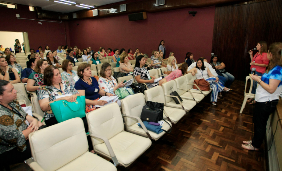 Cerca de 60 profissionais que atuam com a educação especial e equipes de ensino da Secretaria de Estado da Educação e dos Núcleos Regionais de Educação estão reunidos nesta semana, em Curitiba, para debater e avaliar a oferta da educação na modalidade especial no Estado. O curso “Avanços, avaliação e desafios da educação especial no Paraná”, termina na sexta-feira (21).